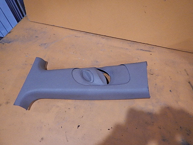 обшивка стойки с пищалками volkswagen polo sedan. обшивка стойки. стойка лобового ручка nissan xterra. пистон обшивки стойки камри. задний правый угол джетта 5.