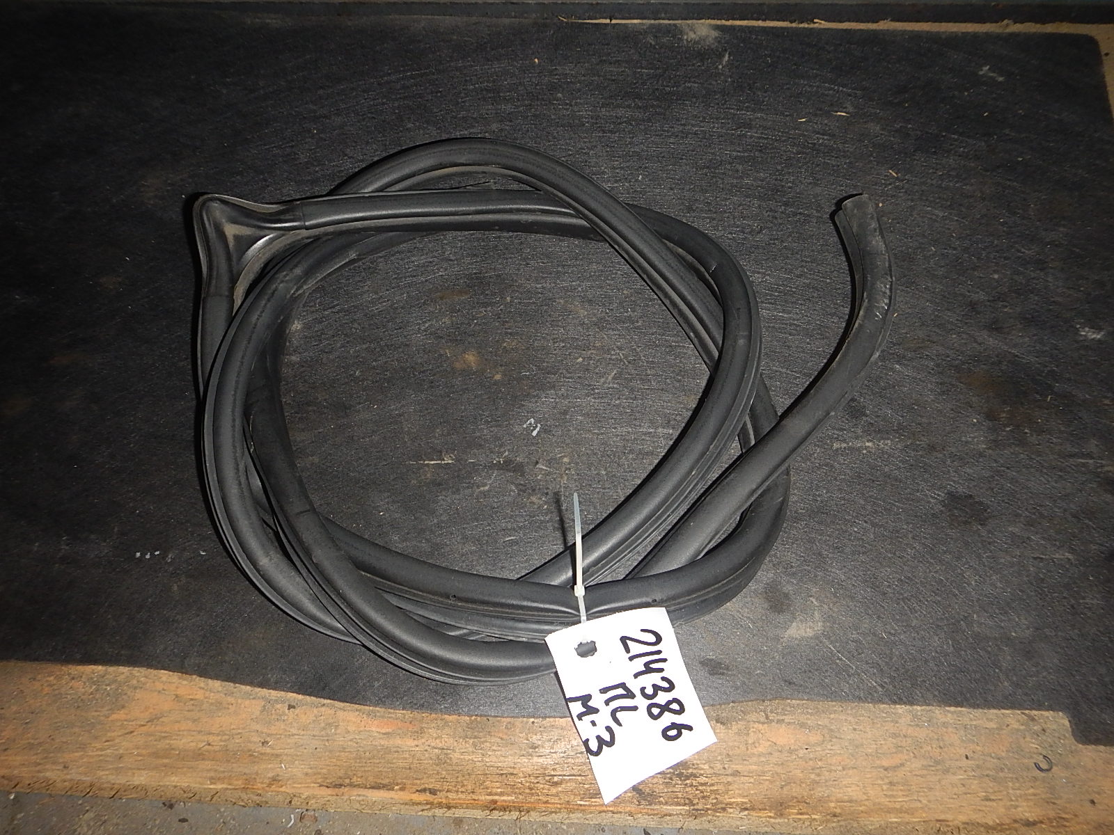 Уплотнитель дверного проема джили эмгранд передний левый. Уплотнители передней левой двери geely mk. Уплотнитель крышки багажника тойота королла 120 кузов. Уплотнитель передней двери ford focus 3. Уплотнитель проема левой передней двери.