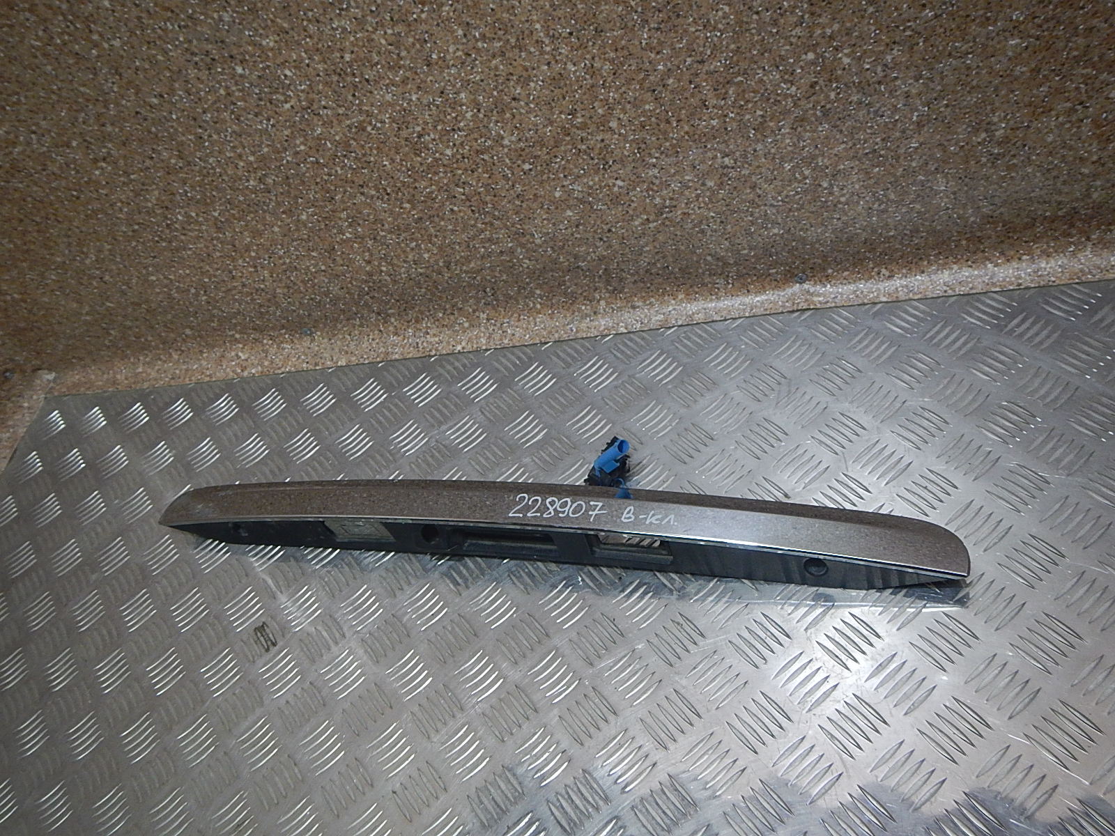молдинги багажной двери. молдинг крышки багажника форд фокус 1 универсал. молдинг двери багажника. молдинг двери багажника.