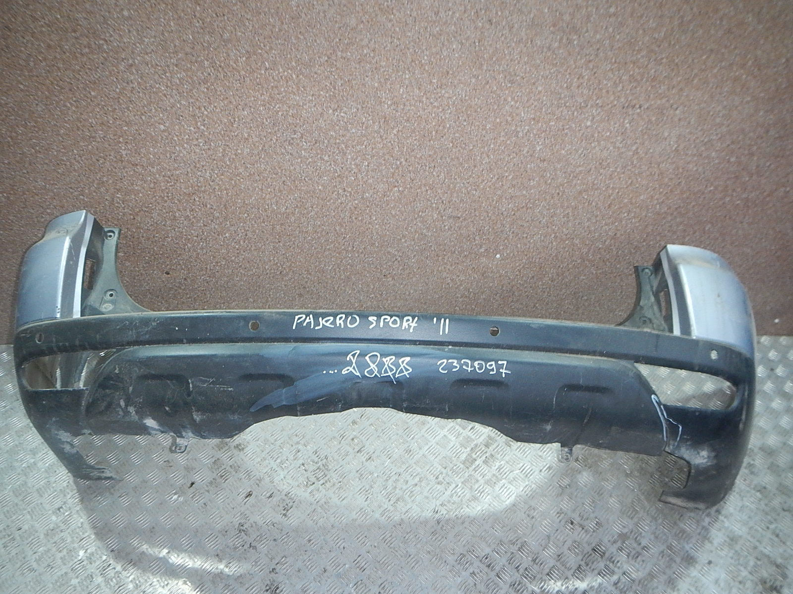 Задний бампер 2010 паджеро. Задний бампер паджеро 3. Mitsubishi pajero sport 3 накладка на задний бампер. Бампер задний паджеро 3. Накладка на передний бампер паджеро 2.