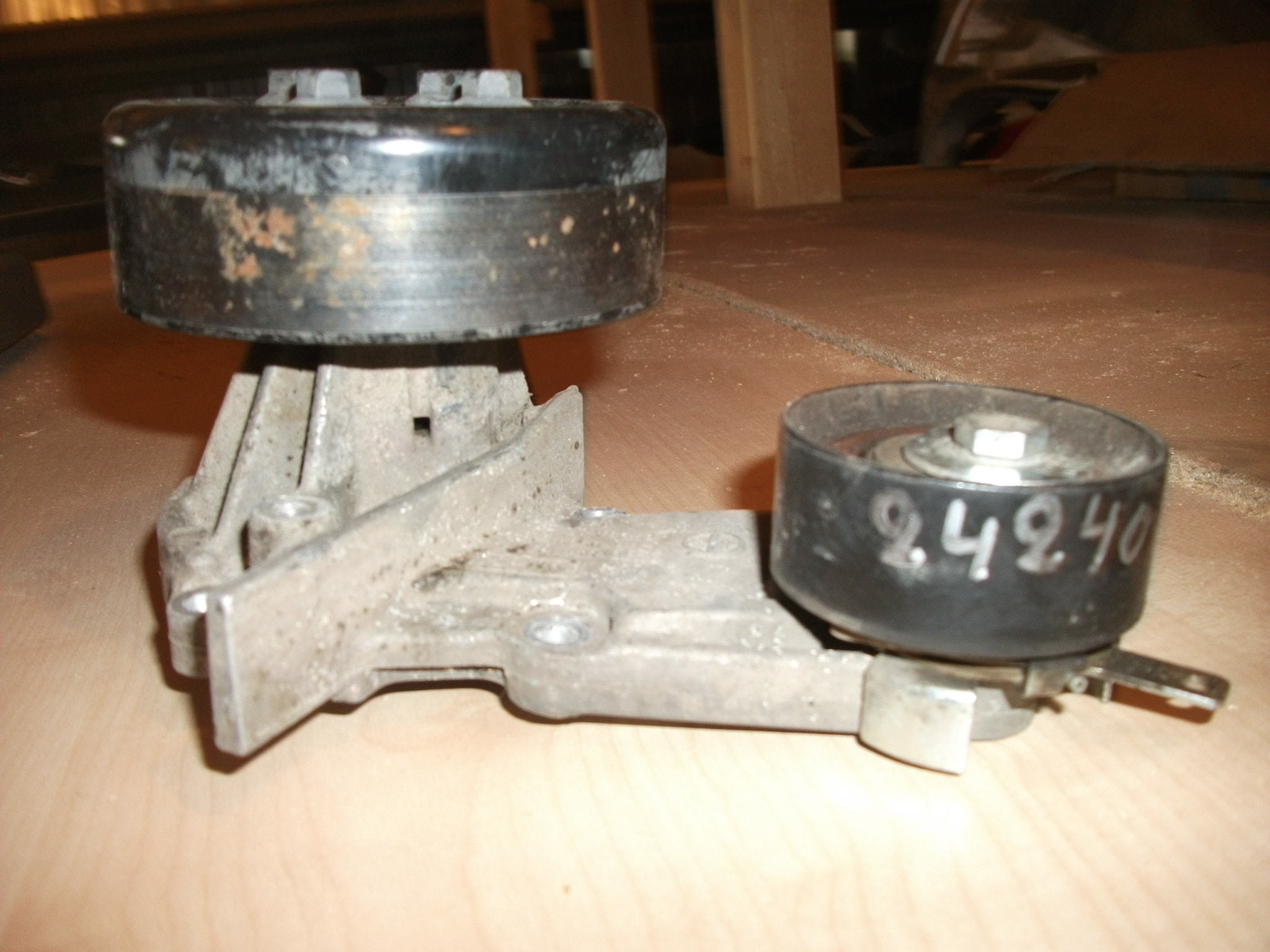 8 дизель. 8 ролик натяжителя. ролик натяжителя фокус 2. натяжитель форд фокус 2 1. ролик натяжителя ford focus 2008.