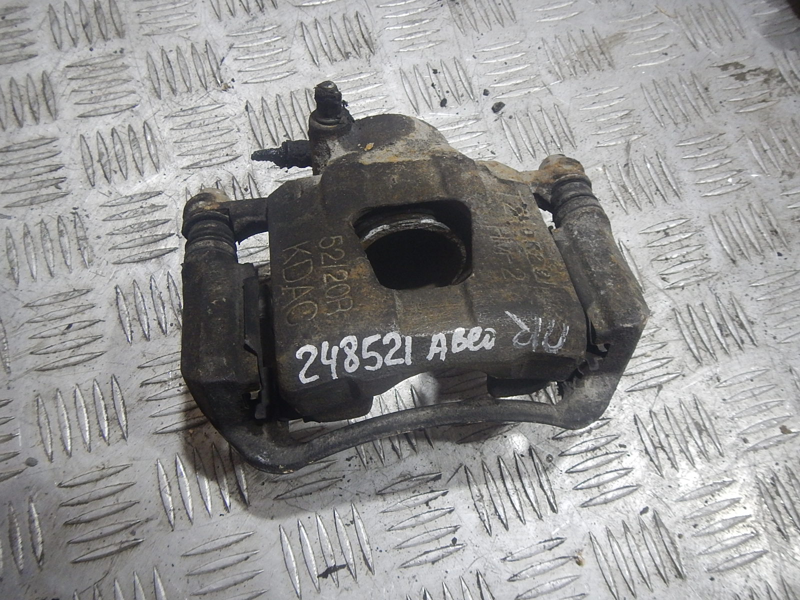 Тормозной суппорт авео т250. Суппорта авео. Скоба суппорта шевроле авео т250. Скобы переднего суппорта шевроле авео т300. Скоба суппорта шевроле авео т250.