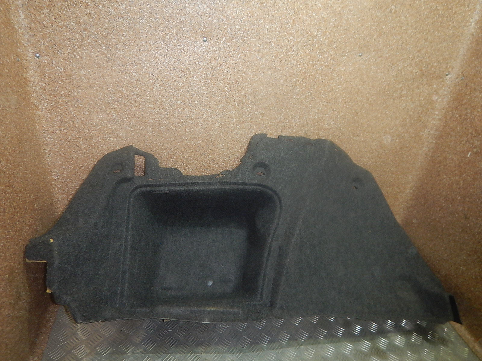 Обшивка багажника шкода. Обшивка багажника шкода. Обшивка стойки правой t4. Шумка крышки багажника гранта. Пластиковые детали багажника на skoda octavia tour.