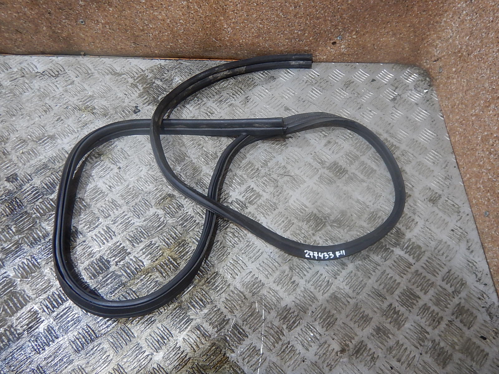 Уплотнитель двери ford focus 2. Уплотнитель двери форд фокус 2. Резинка багажника форд фокус 2. Ford focus уплотнитель двери. Уплотнитель форд фокус.