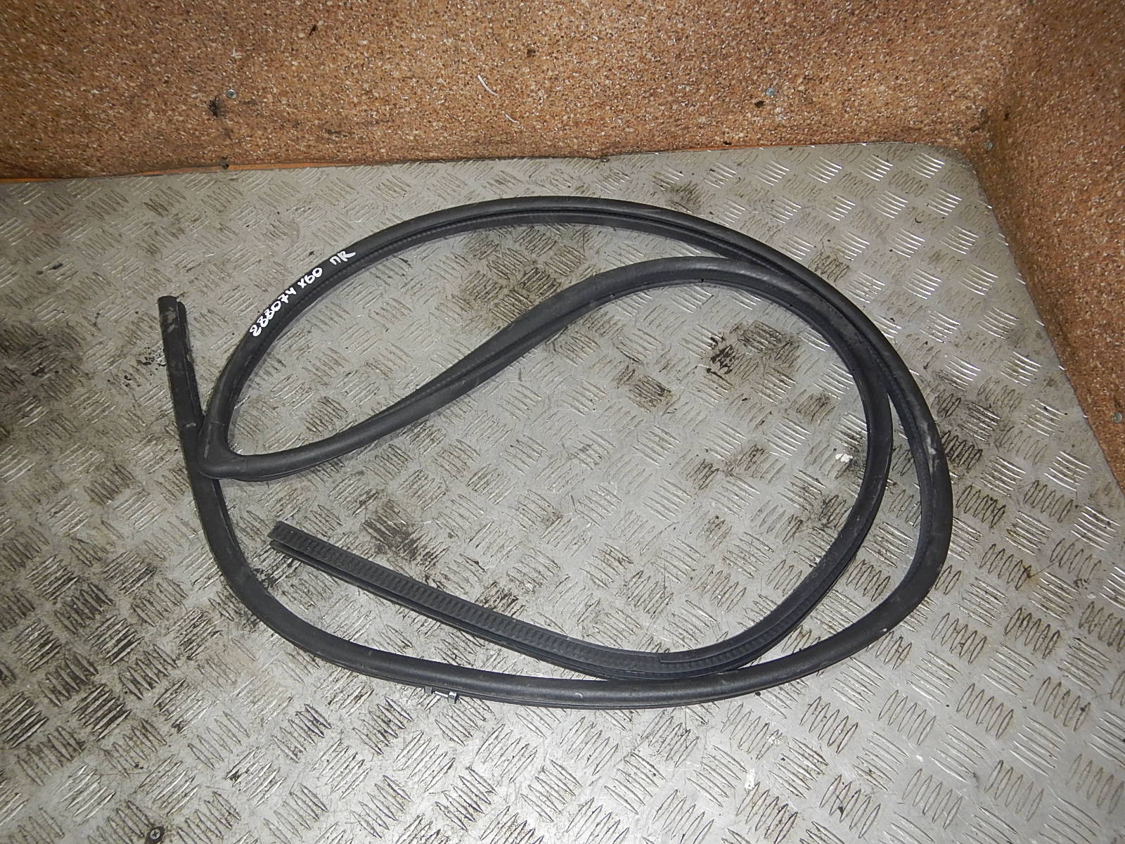 Уплотнитель капота передний лифан x60. Уплотнитель капота передний лифан x60. Уплотнитель двери лифан х60. Уплотнитель дверного проема lifan smily. Уплотнитель двери лифан х60.