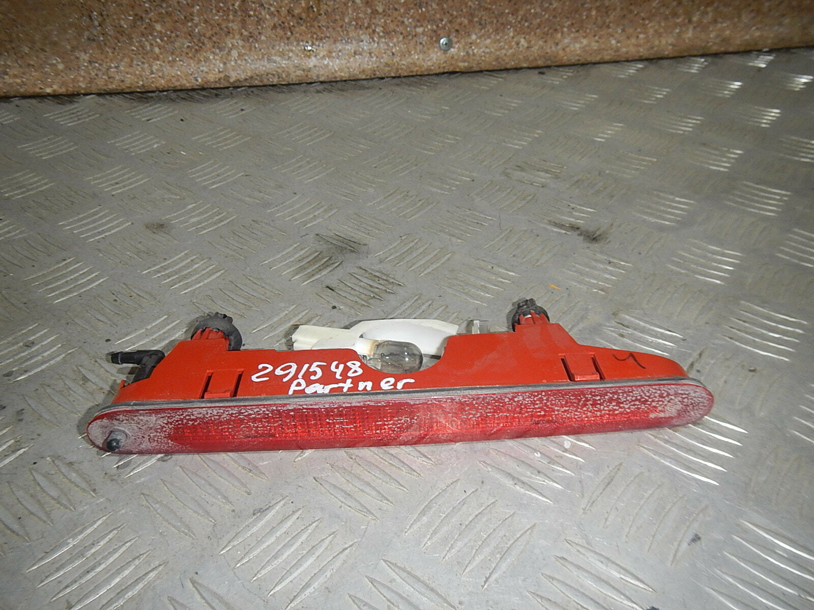 Звукового сигнала peugeot 308. Где стоит сигнал на пежо боксер. Штатный сигнал пежо 408. Звуковой сигнал пежо партнер. Фишка для дополнительного стоп сигнала peugeot boxer.