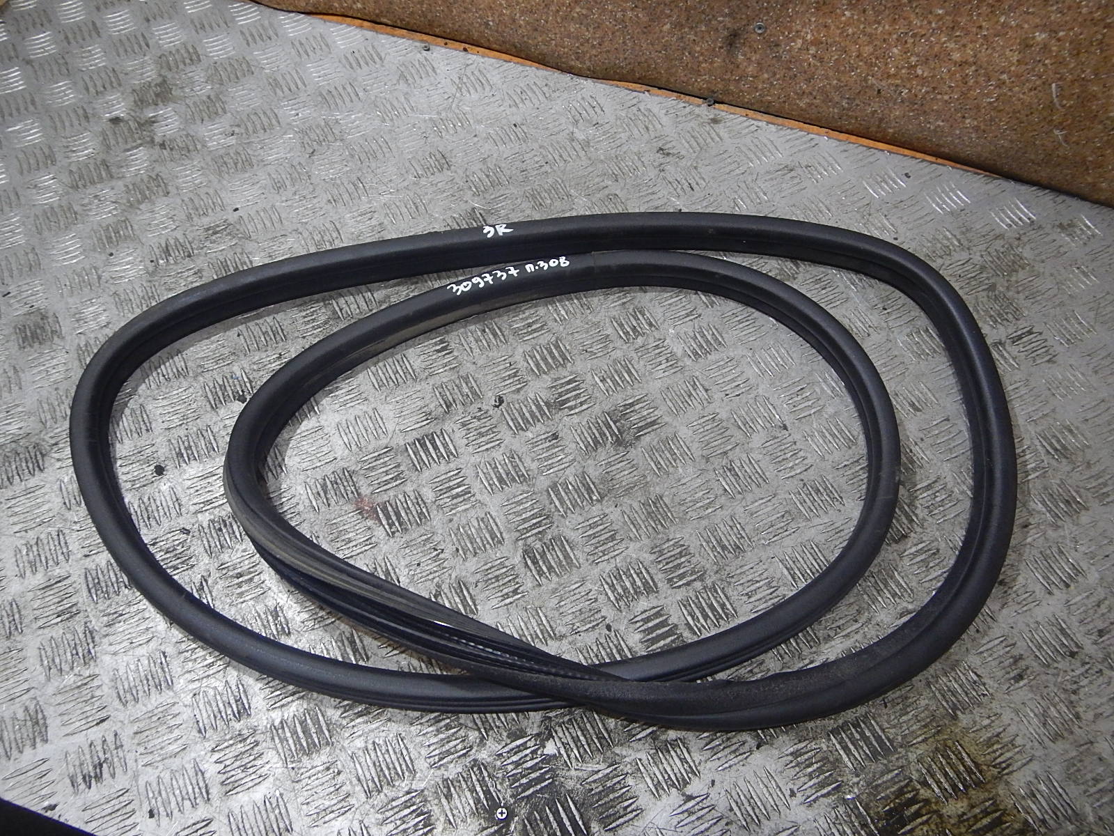 Peugeot 307 sw уплотнители порогов. Уплотнитель антенны peugeot 307. Резинки уплотнительные peugeot 107. Уплотнитель порога пежо 307. Уплотнительная резинка пежо.