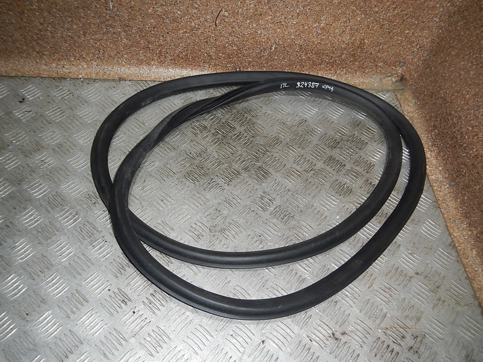 Уплотнитель проема левой передней двери. Уплотнитель двери kia rio 3. Уплотнитель передней левой двери хендай акцент. Уплотнитель люка volkswagen passat b3. Уплотнитель передней двери шевроле круз.