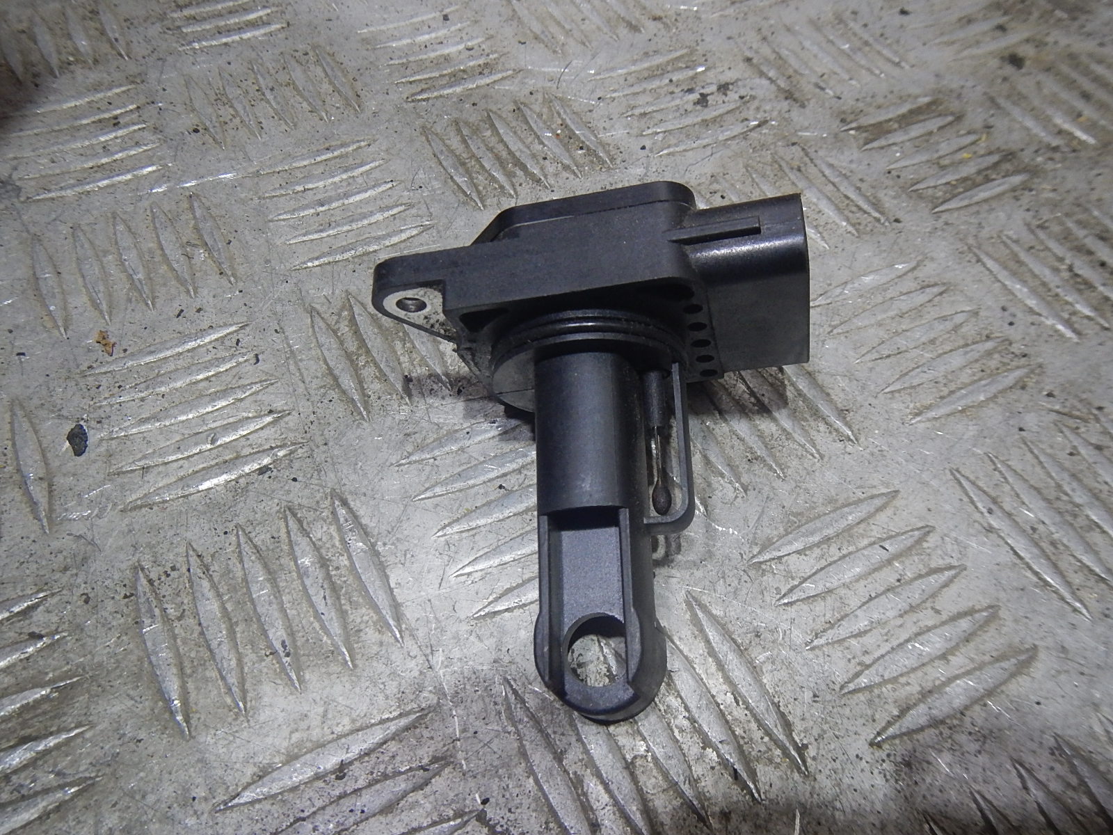 Витара датчик расхода воздуха. Датчик массового расхода воздуха suzuki grand vitara (06-н. Датчик массового расхода воздуха suzuki grand vitara (06-н. Чистка дмрв гранд витара. Датчик воздуха suzuki grand vitara.