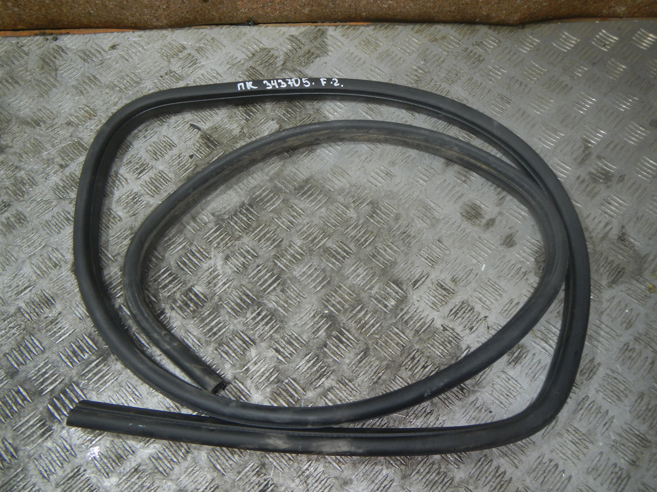 Уплотнитель форд фокус. Уплотнитель форд фокус. 1738096 уплотнитель стекла двери ford. Уплотнитель багажника форд фокус 2 хэтчбек. Ford focus уплотнитель двери.