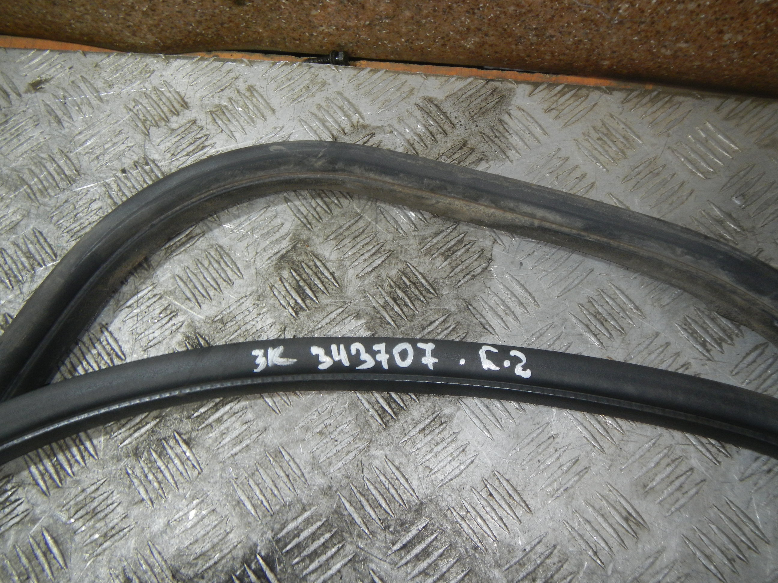 Уплотнитель двери ford focus 2. Уплотнитель форд фокус. Уплотнитель люка форд фокус 3. Ford focus уплотнитель двери. Уплотнитель двери форд фокус 2.