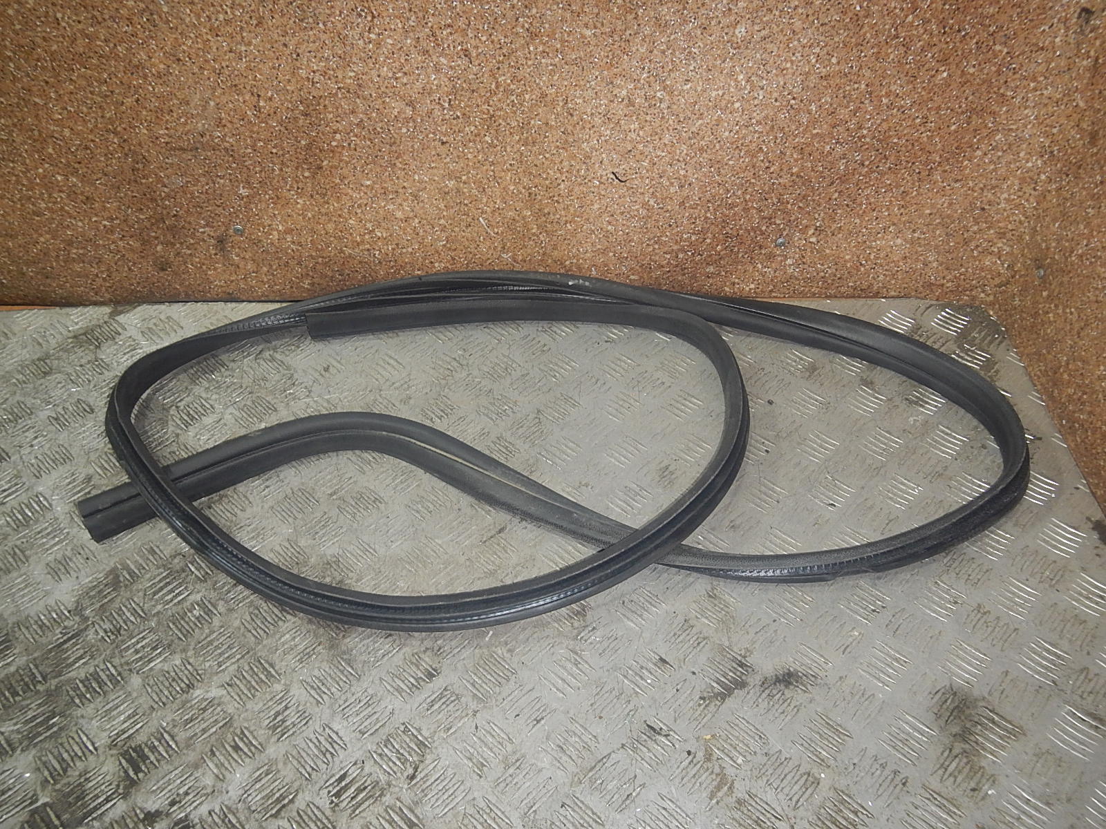 Ford focus уплотнитель двери передней левой. Уплотнитель люка форд фокус 3. Уплотнитель двери форд фокус 2. Уплотнитель двери форд фокус 2. Уплотнитель двери форд фокус 3.