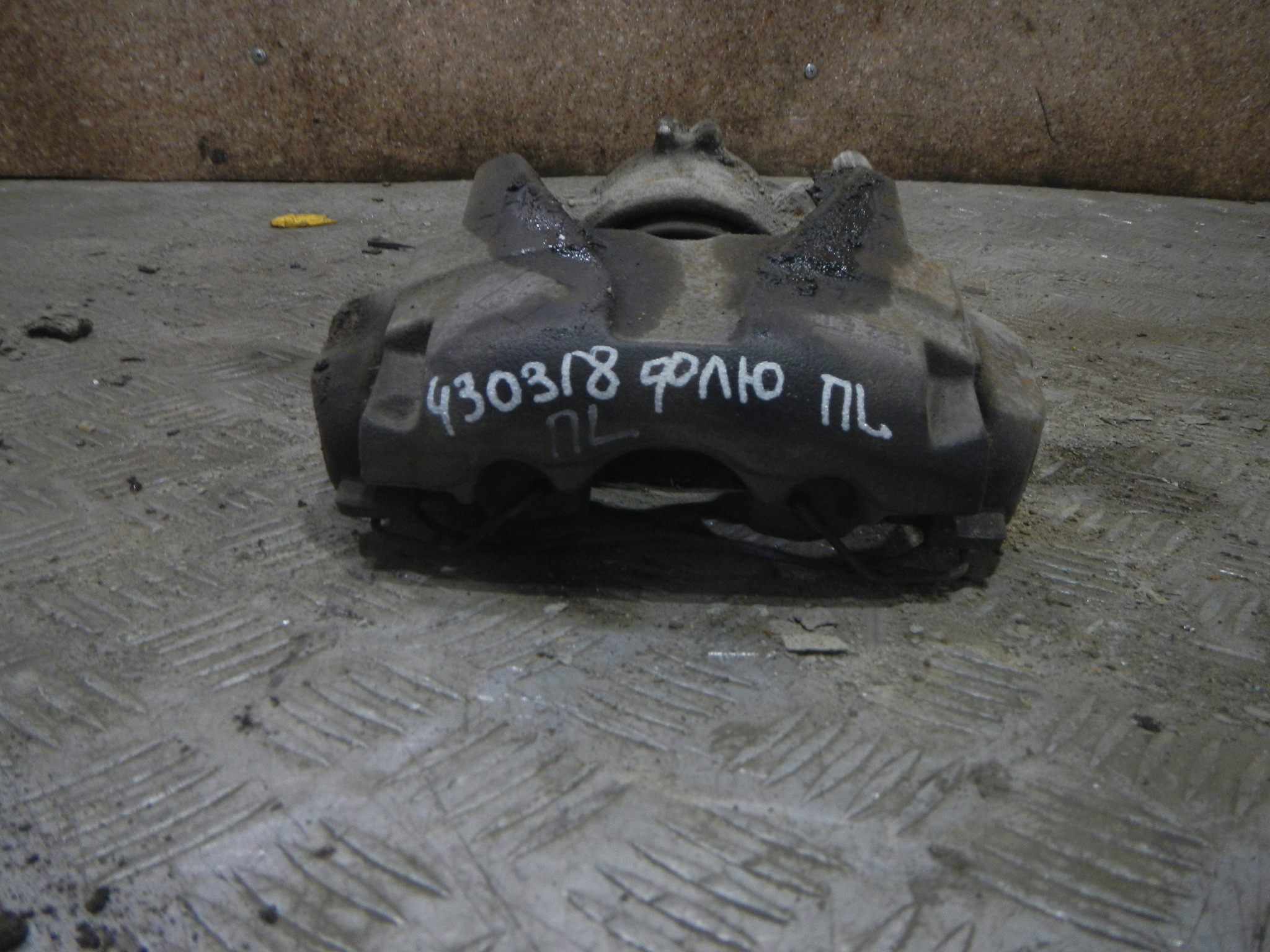 Задний тормозной суппорт рено флюенс. Рено флюенс суппорт задний правый. Задний суппорт рено меган 3. Задний суппорт рено флюенс. 440018805r пружинка заднего суппорта рено артикул.