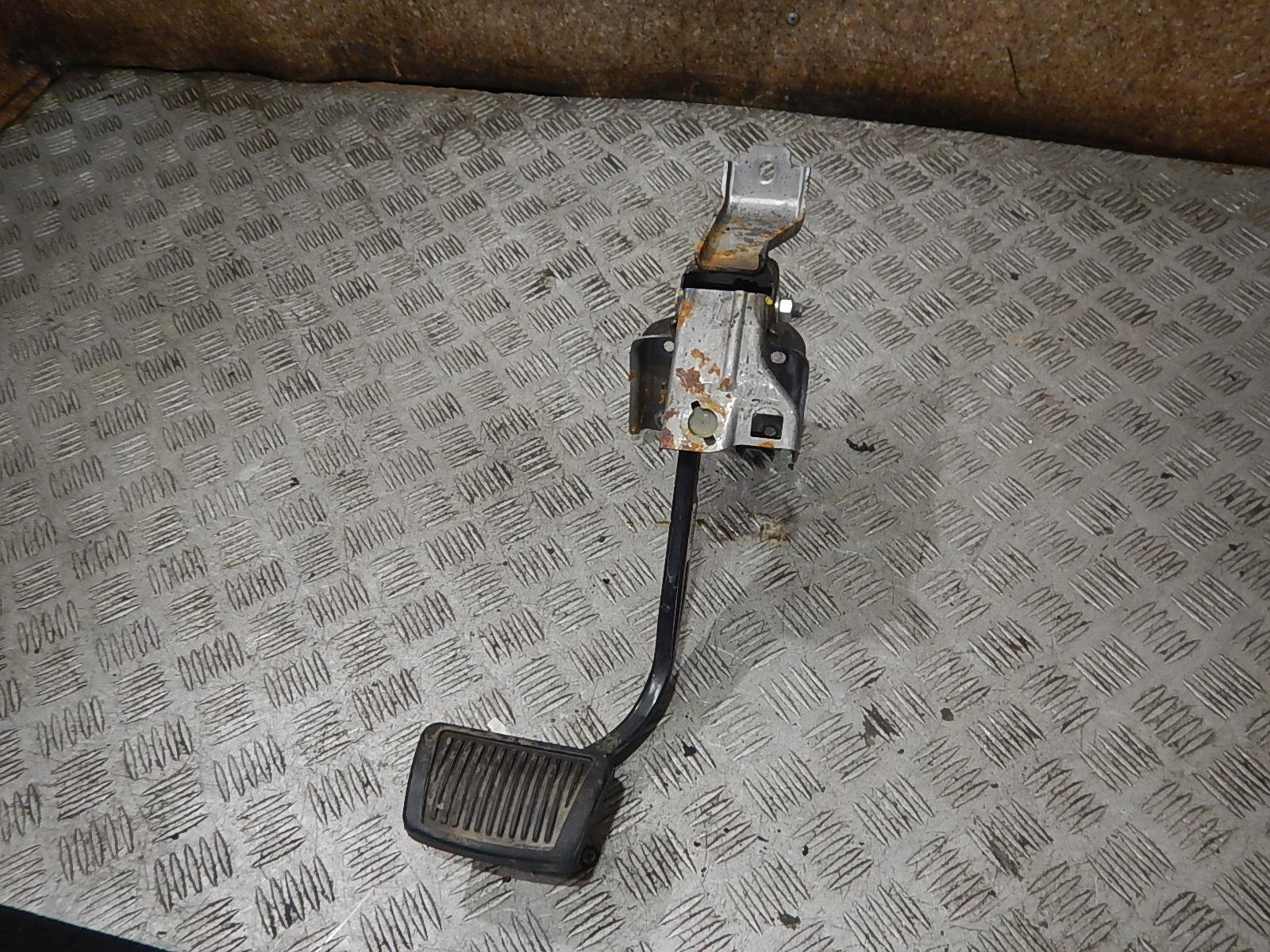 Акселератор автомобиля. Замена накладок педали тормоза киа рио 3. Дубовая педаль. Дубовая педаль. Педаль тормоза 5490.