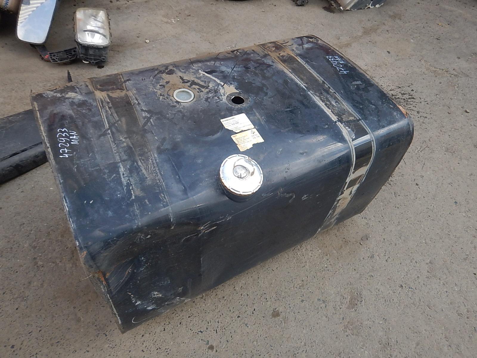Ман тгс бак. Бак ман ТГС со ступенькой 550. Ман ТГС накладка бака. Ман ТГС защита бака верхняя железная. Крышка бака ман ТГС.