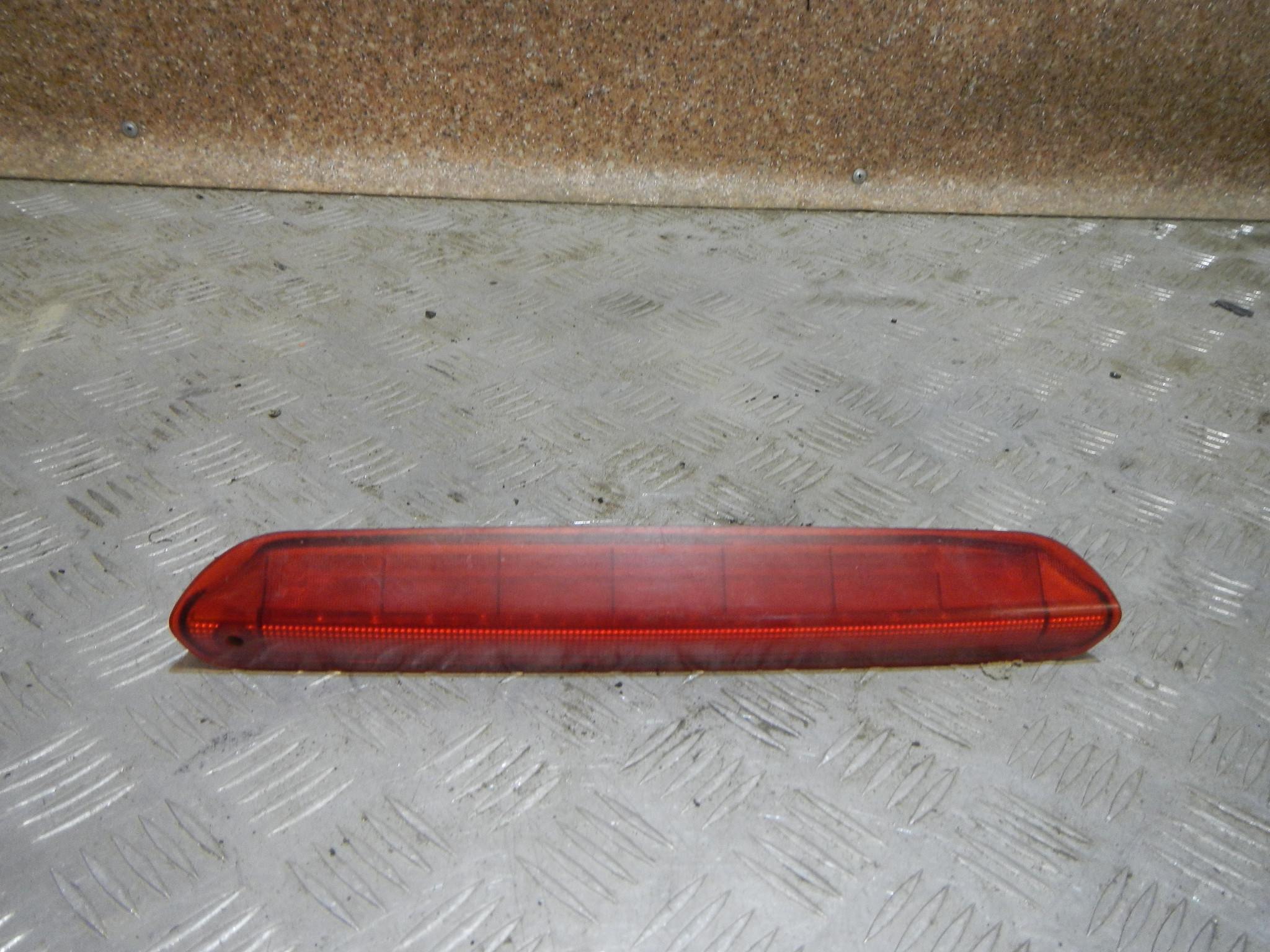 Сигнал шкода фабия. Задний стоп шкода фабия. Стекло зад фонаря шкода фабия универсал 2011 1,4. Шкода фабия универсал задние фонари фото. Задний фонарь шкода фабия 2.