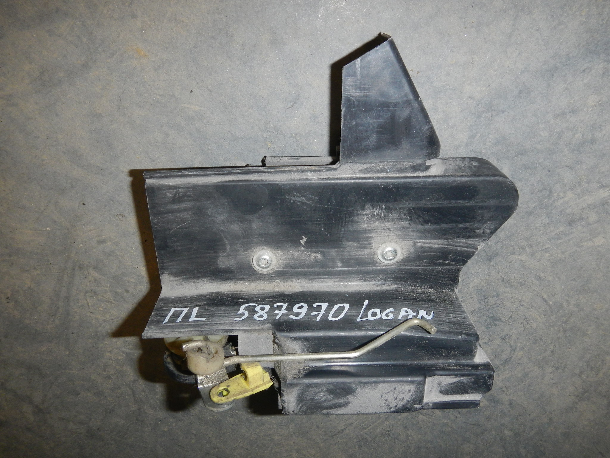 Замок двери передней левой