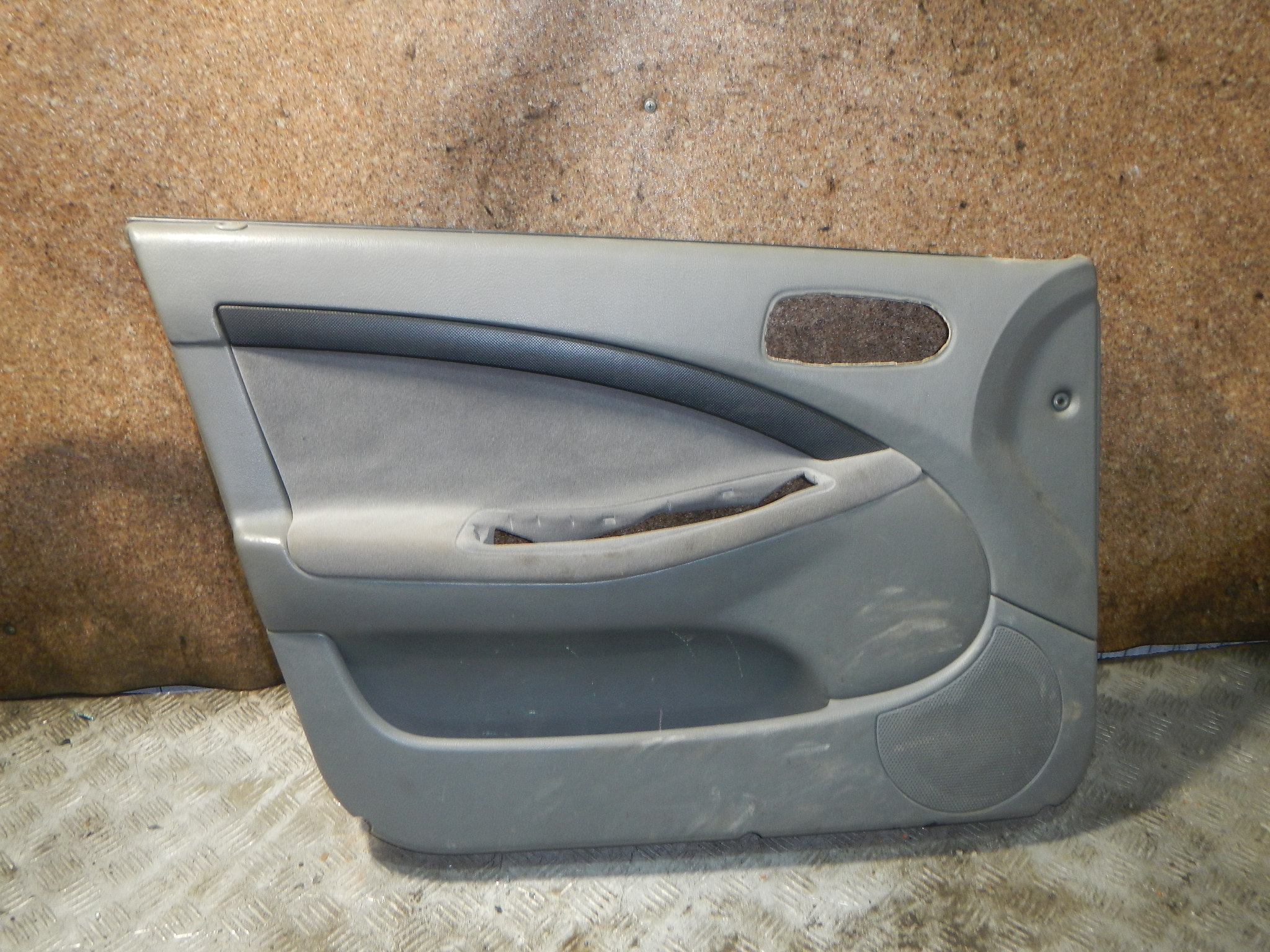 Обшивка двери передней левой