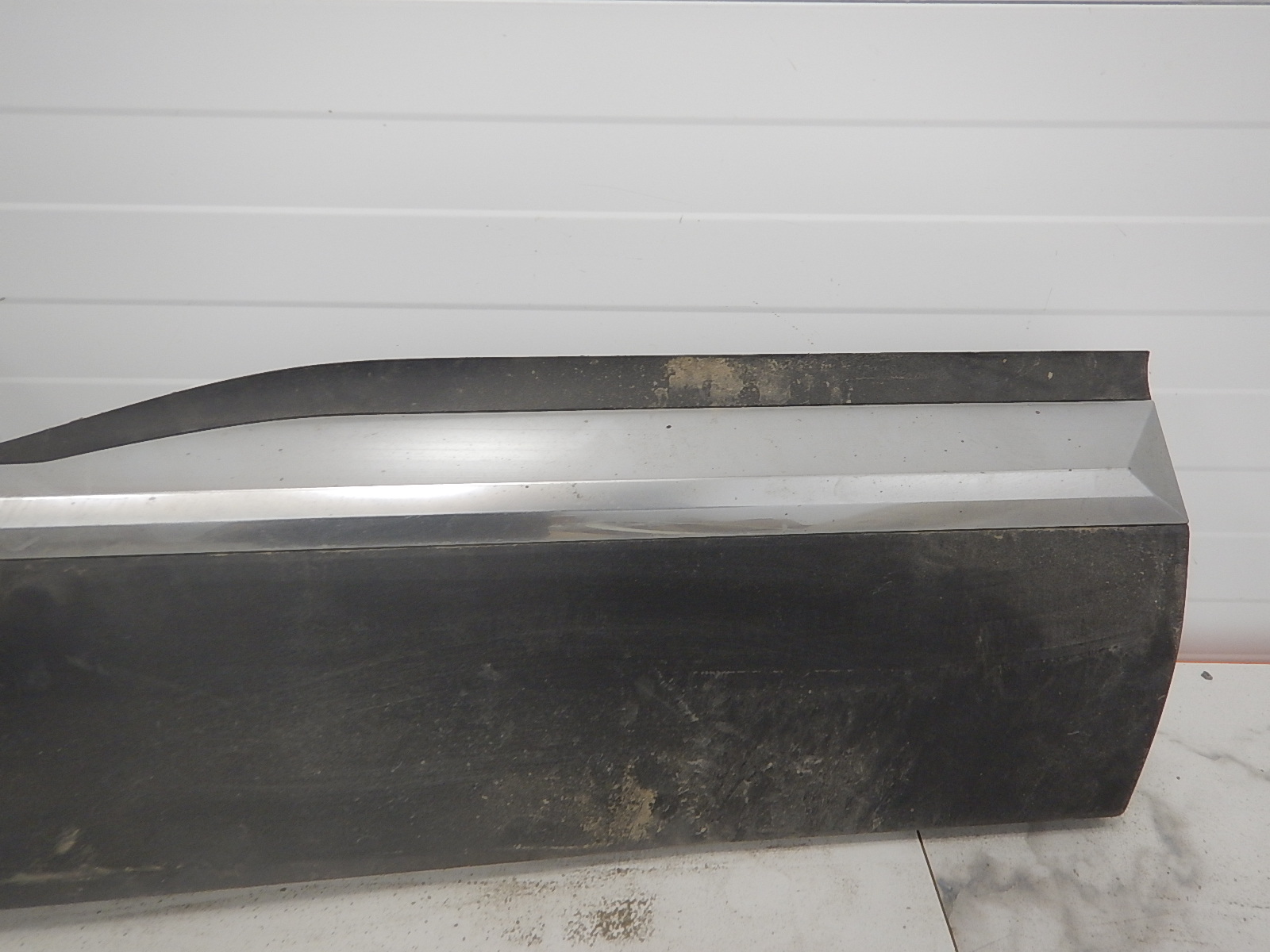 Молдинг задней правой двери