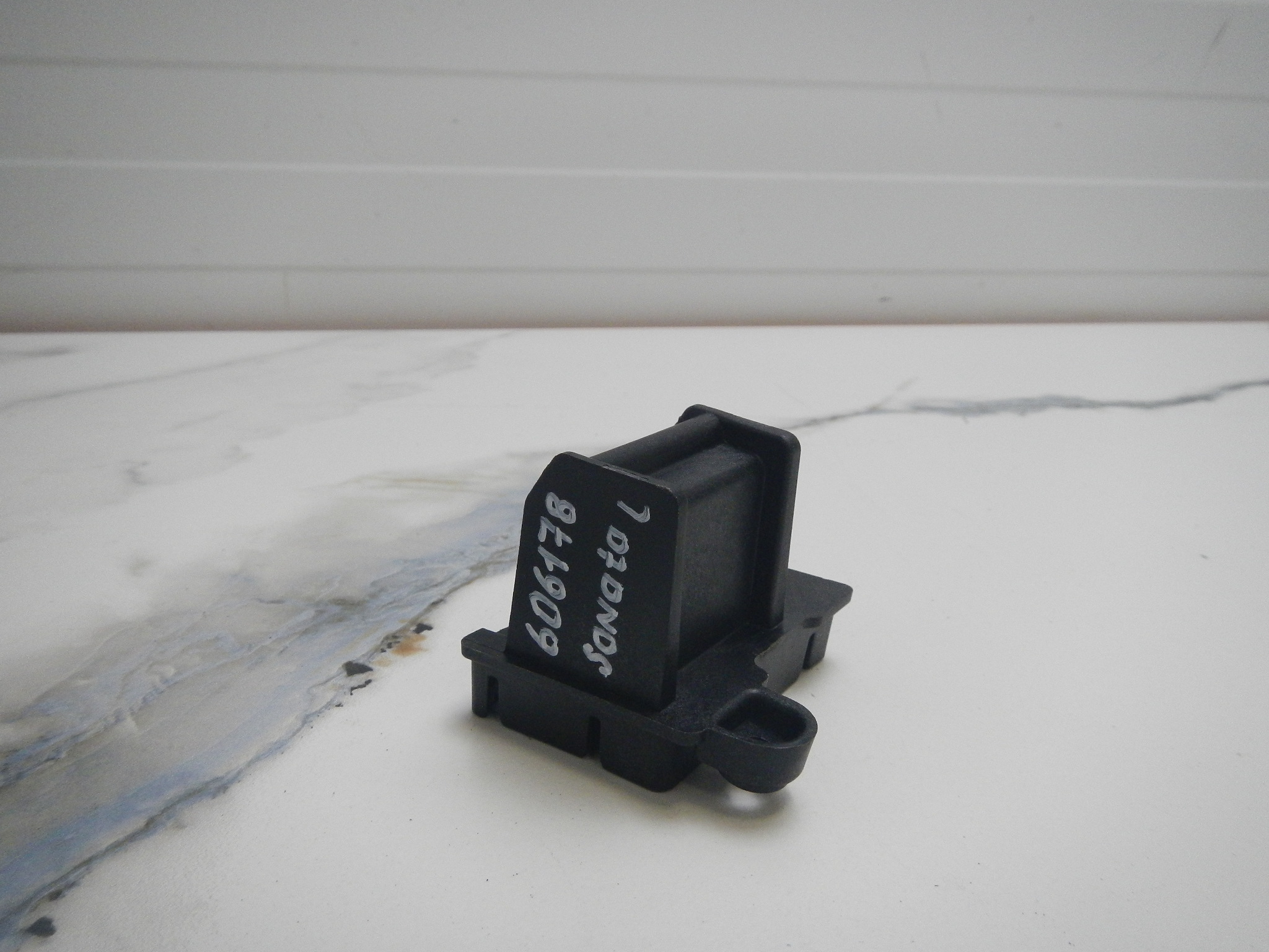 Кронштейн фар левый