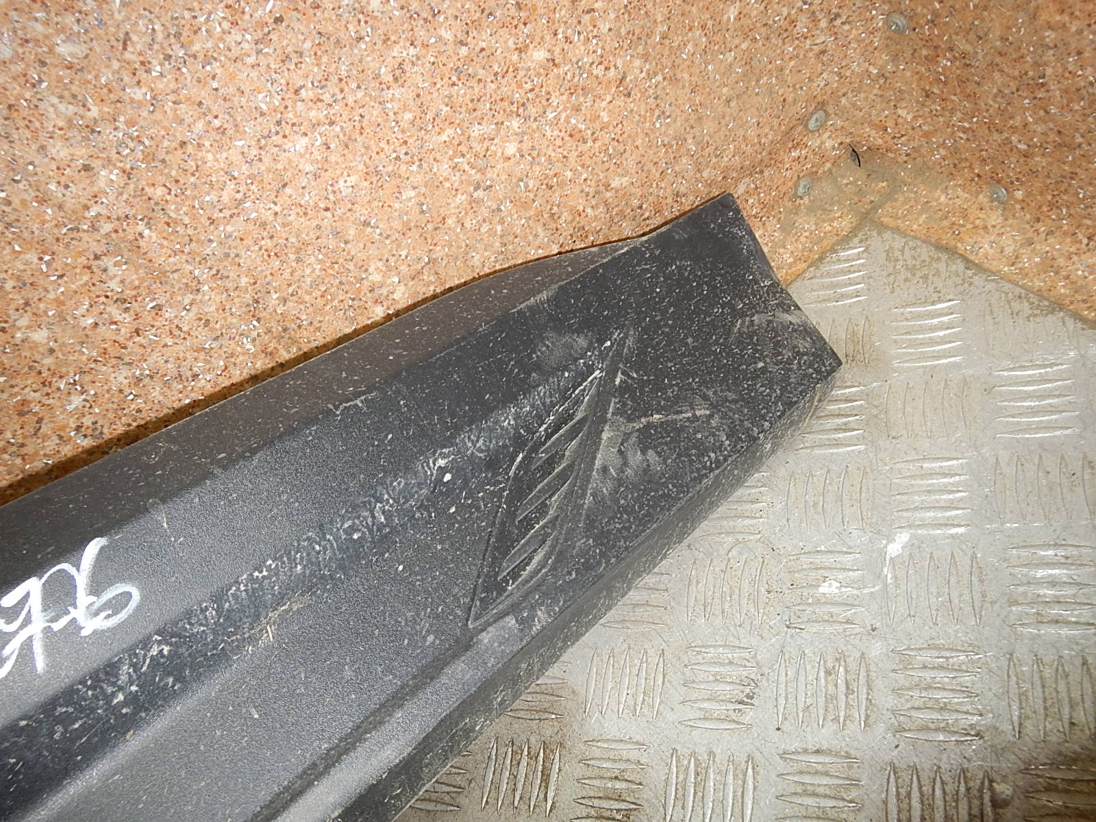 Молдинг передней правой двери