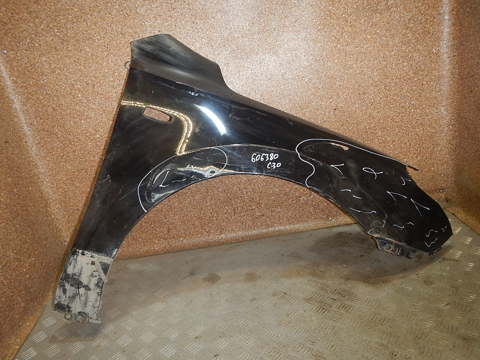 Крыло переднее правое