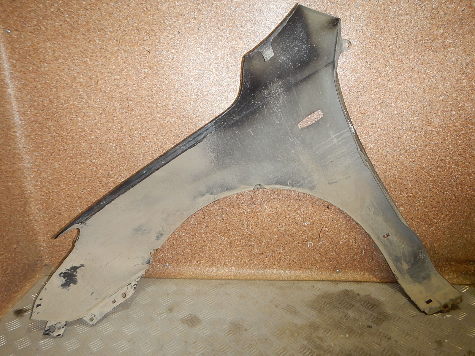 Крыло переднее правое