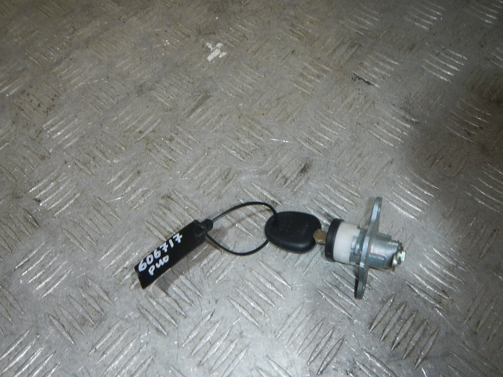 Вставка замка багажника